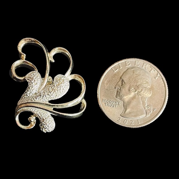 Vintage Sarah Coventry Frosted Feather 1960’s Stylized Swirl Clip On Earrings. - Picture 4 of 6